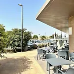 Dom wakacyjny Pambnb - 250m To Beach, Family Pools, Wi-fi